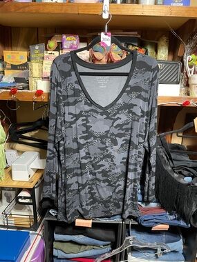 #386 size 3 torrid super soft Gray Camo V-Neck Long Sleeve Top